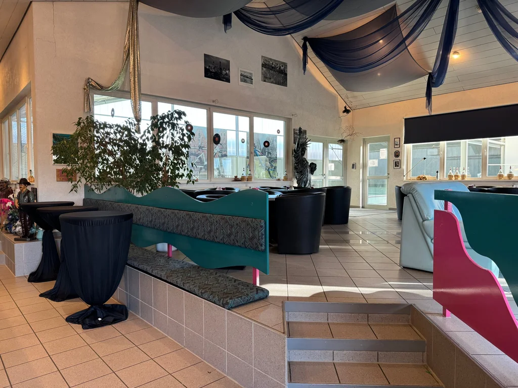 Wohn- und Aufenthaltsbereich in der Tennis- und Badmintonhalle Berwangen