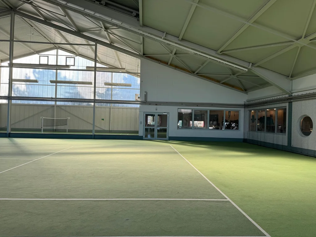 Tennis-Court in der modernen Tennis- und Badmintonhalle Berwangen