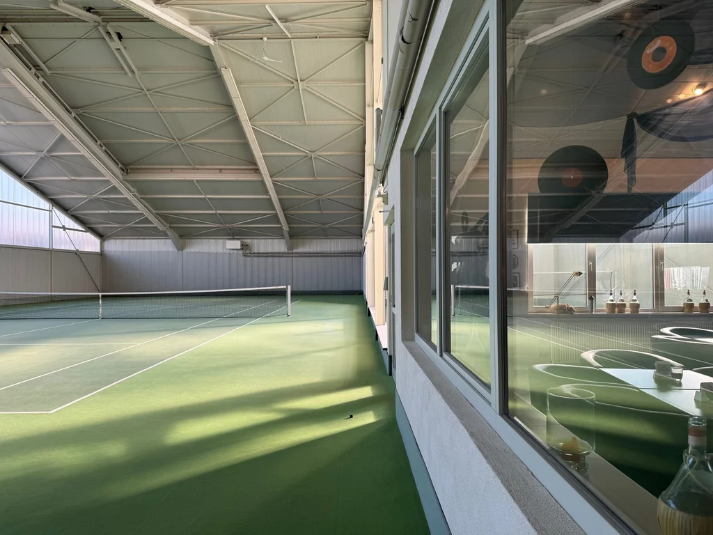 Professionelle Tennis-Courts in der Tennishalle Berwangen