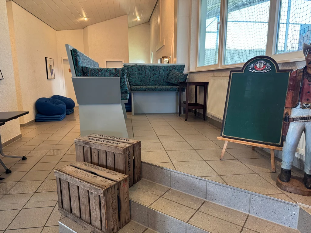 Warteraum in der Tennis- und Badmintonhalle Berwangen