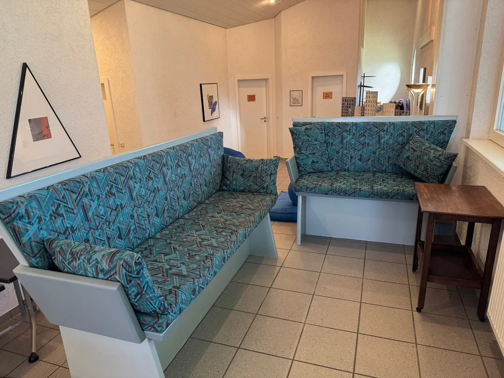 Warteraum der Tennis- und Badmintonhalle Berwangen mit Sitzgelegenheiten