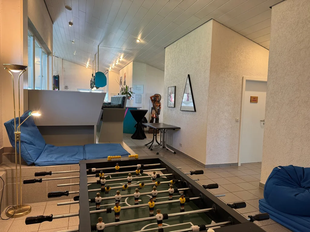 Innenbereich mit Spiel- und Aktivitätsmöglichkeiten in der Tennis- und Badmintonhalle Berwangen